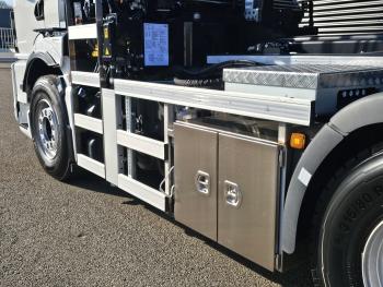 TGS 35.470 8x4 / HMF 2243 Z KRAAN + HAAKARM